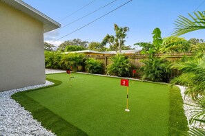 4-hole putting green