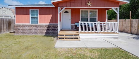 A ranch style home nestled in Aransas Pass - a central location just a short drive to Port Aransas, Rockport & Corpus Christi. We can fit up to 10 guests so come make this your next family getaway!