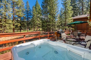 Hot Tub, Fire Pit, Outdoor Dining Overlooking Golf Course on Hole 10