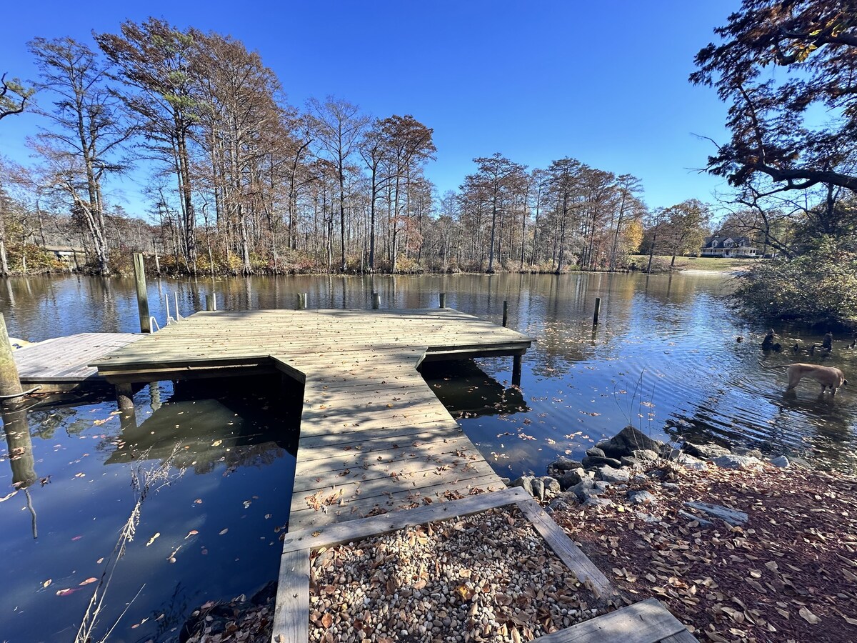 Serenity Cove, a waterfront private retreat .Close to Williamsburg, theme parks.