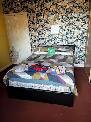 Main bedroom. Towels supplied.