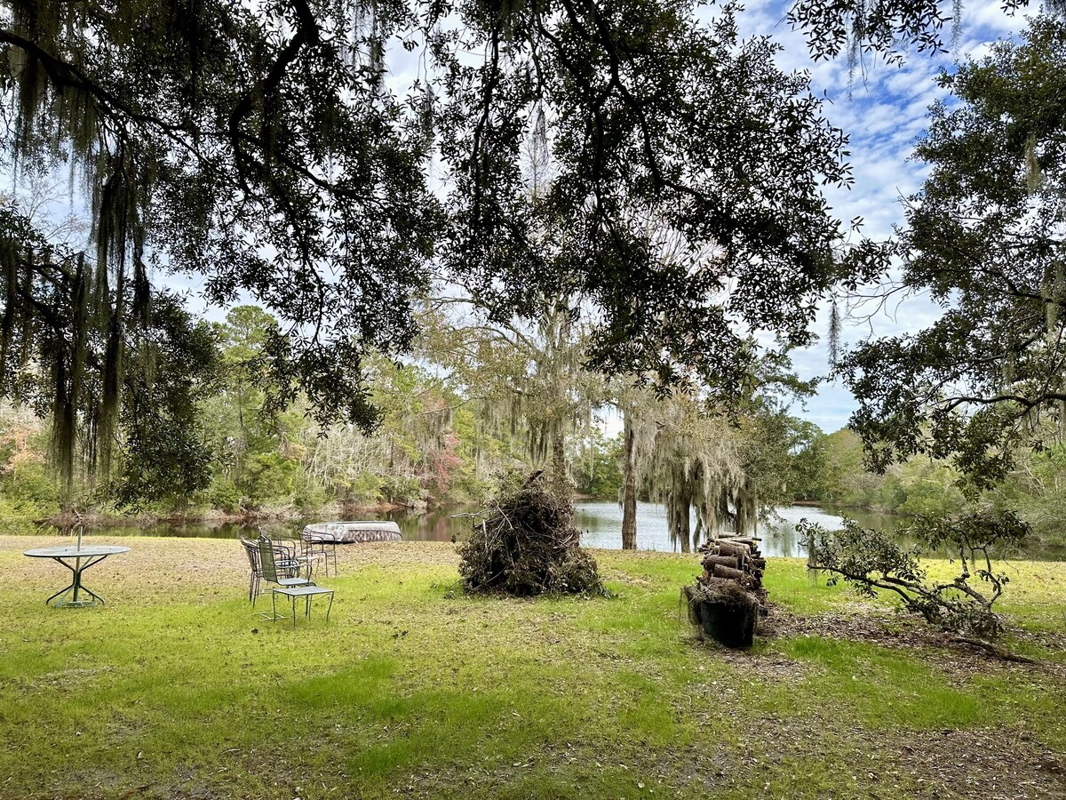 Lake Front Cottage under the Oaks.