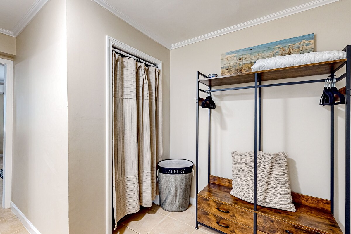 Sprawling coastal home with front porch, separate apartment, & AC – dog-friendly