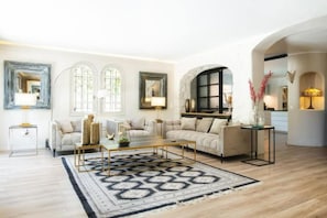 Salon confortable, meubles EICHHOLZ, Grande TV canal+, netflix, climatisation