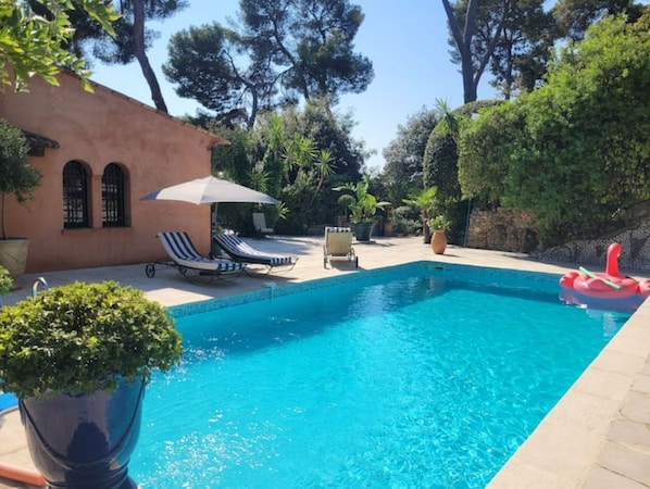 Relaxation au bord de la piscine