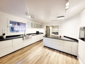 3 fours, tous accessoires, refrig/congel/glaçons américain, plans en granit