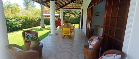 Terraço com mesa para 12 pessoas e redário