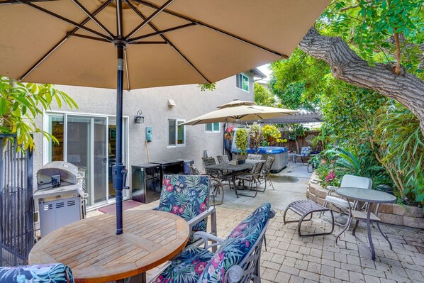 Costa Mesa Vacation Rental | 2BR | 1BA | 850 Sq Ft | Small Step for Entry