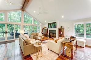 Living Room | Piano | Fireplace | Flat-Screen TV | Central Air Conditioning/Heat