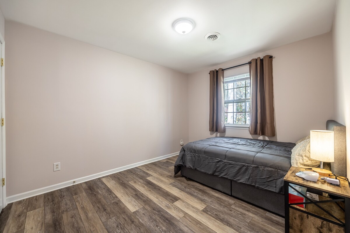 Cute TH in a quiet neigbourhood close to most amenities