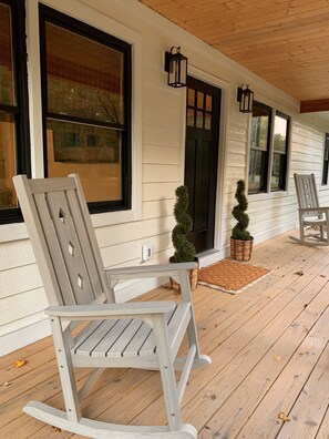 Relaxing front porch with forest view!