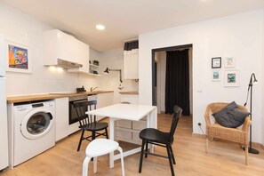 Kitchen or kitchenette,Dining area