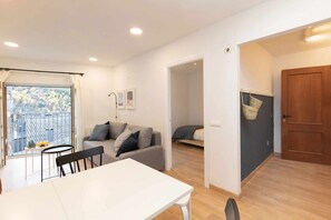 Facade/entrance,Living room,Dining area