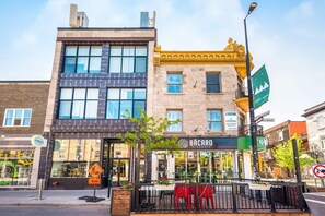 Enjoy staying directly on the vibrant Av Mont-Royal!