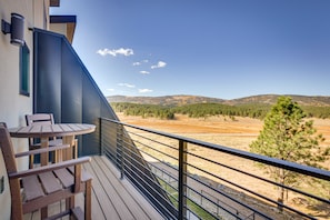 Furnished Balcony | 3-Story Townhome | 0.6 Mi to Angel Fire Resort