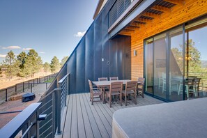 Private Deck | Hot Tub | Self Check-In | 3 Mi to Monte Verde Lake