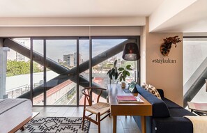 El mobiliario, la decoración y los servicios pueden variar ligeramente