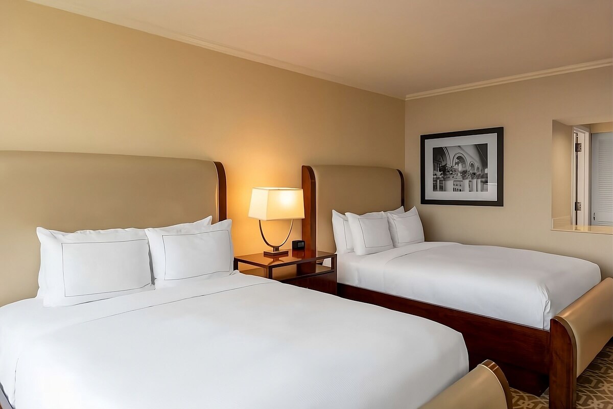 Your Alexandria Escape! 4 Relaxing Units, Outdoor and Indoor Pool, Pets Allowed!