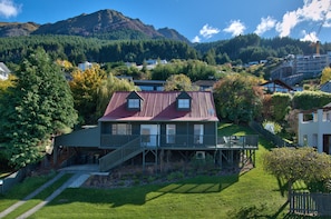 Red Peaks sits beautifully in a lovely garden setting with views in front and behind