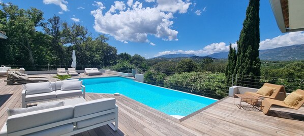 Piscine à débordement chauffée 10x5 au sel.