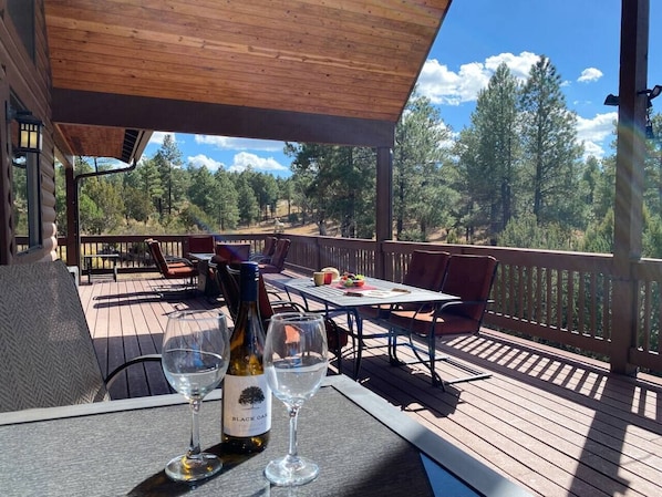 From coffee to cocktails, Deer Ridge Retreat is sure to be a memory-maker!