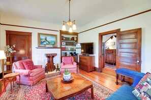 Interior | Central Heating & A/C | Free WiFi