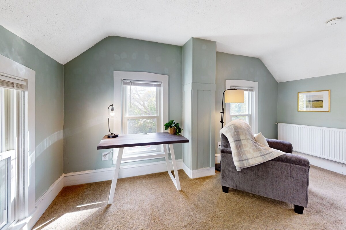 Dog-friendly 2nd-floor duplex near Pico & Killington with firepit, W/D, & AC