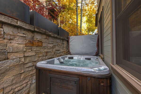 Outdoor spa tub
