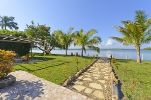Located directly on the sparkling Placencia Lagoon 