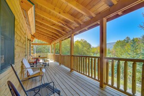 Wraparound Deck | Mountain View | Picnic Table