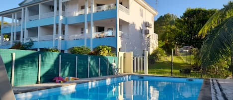 Vue de la façade de l’immeuble de la piscine