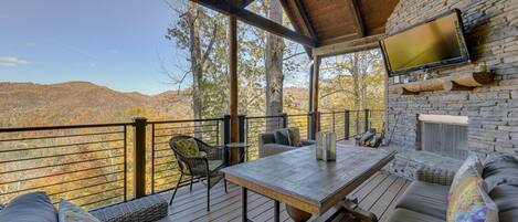 Tuskasegee Vacation Rental | 4BR | 3BA | 3,000 Sq Ft | Stairs Required