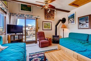 Find peace and relaxation with your close friends and family in this stunning living room featuring natural decor.