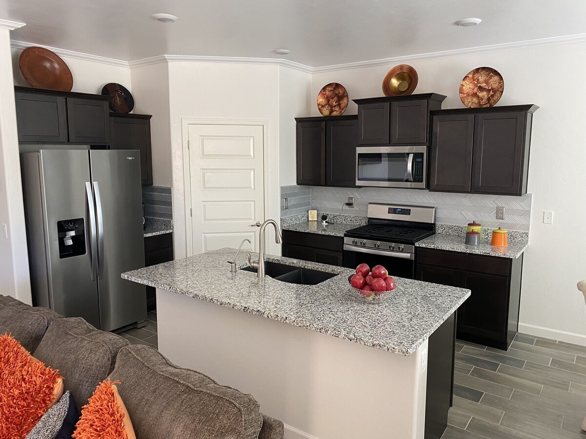 Wonderful 3 BR House in Sahuarita. Private yard w/putting green. No age limits