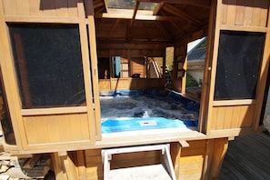 Bain à remous extérieur