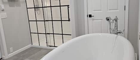 Primary Bed Ensuite Bath
Spa Inspired Hydro- Thermo Massage Tub
Custom Shower