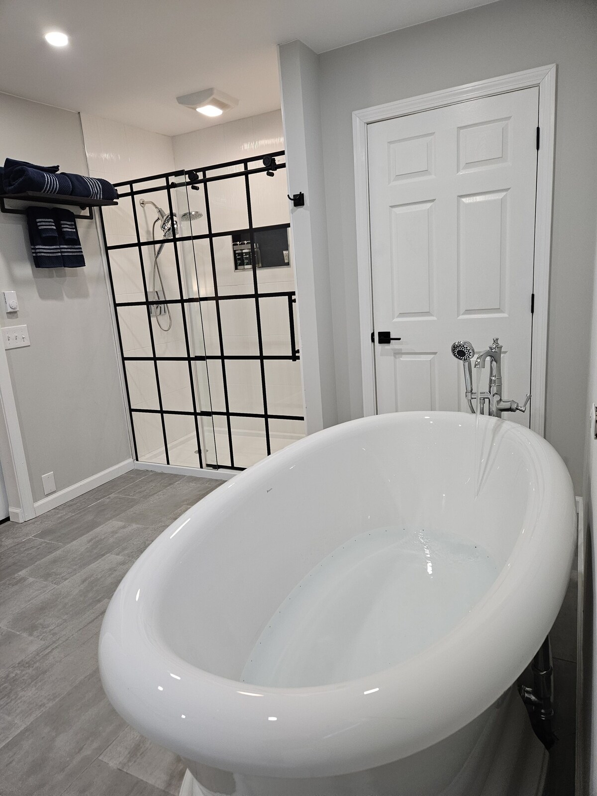 Rivers Edge Unique Newly Renovated River Spa Free-Standing Air Jet Tub retreat