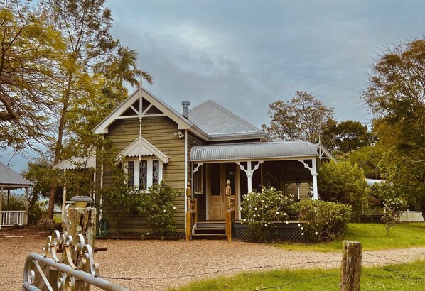 Heritage homestead with 5 bedrooms, 2 bathrooms and sleeps 11 comfortably.