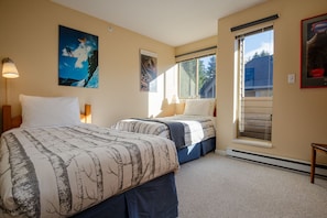 Secondary bedroom with two twin beds