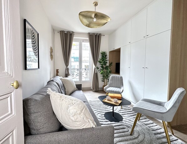 Perfect living room for families and friends, with storage, TV and free WiFi