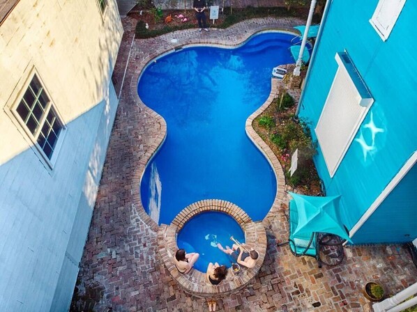 Large Heated Pool & Jacuzzi