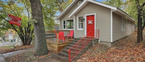 Feel like a true Razorback fan in our hog-themed- 4-bed, 3-bath house and guest house located in the University of Arkansas campus!