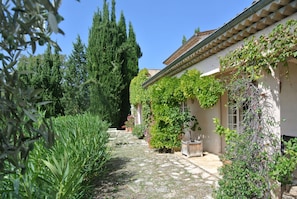 Réfection totale  terrasse en pierre du pays (2012) devant le mas des Lavandes.