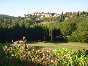 Vue sur le charmant village provençal de Plascassier et Alpes de haute Provence.