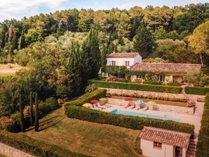 Le mas des lavande situé dans un domaine privé et sécurisé en pleine nature.