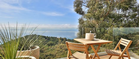 Terrace with dining area. 
Non-contractual photo