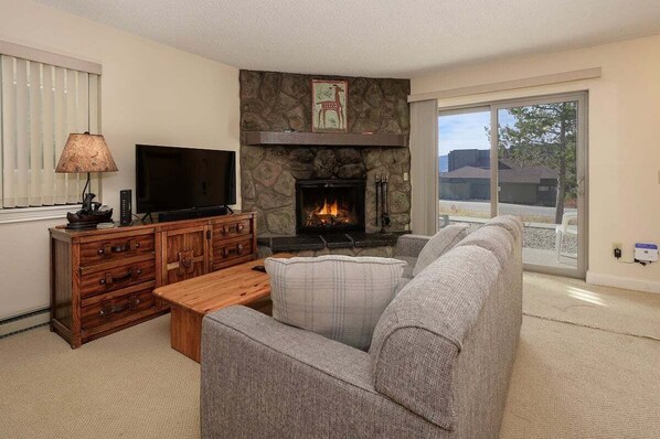 SWP Meadow Ridge 18-4 living room fireplace and TV