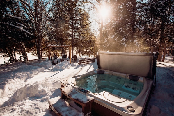 Outdoor spa tub