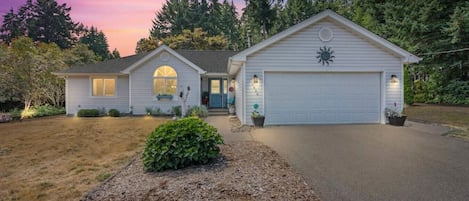 Welcome to our charming Oasis in the heart of Port Orchard!