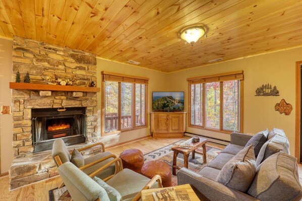 We invite you to stay at our comfy and cozy Pine Haven Getaway